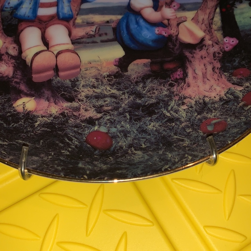 Hummel Apple tree Boy and Girl Decorative Plate - Picture 3 of 5